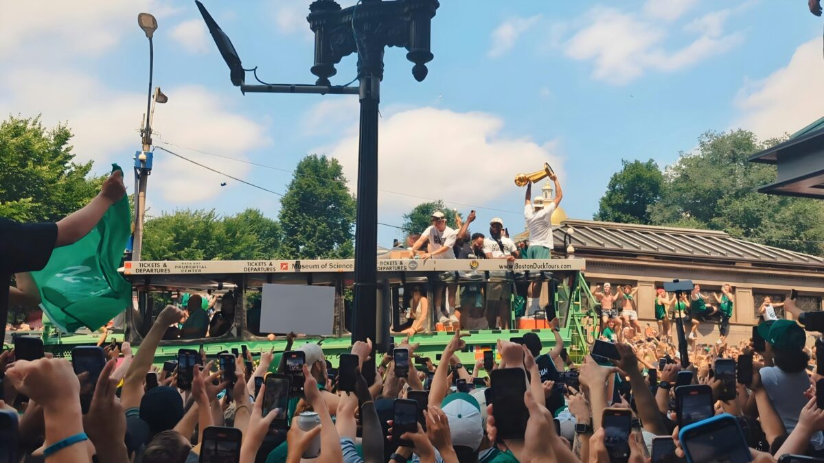 Jayson Tatum Tur rokās NBA titulu