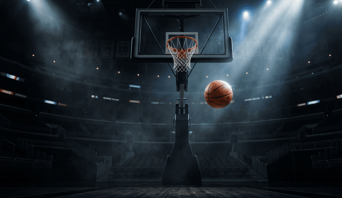 Basketbola bumba lidojumā uz grozu tumšā NBA arēnā ar dramatisku apgaismojumu.